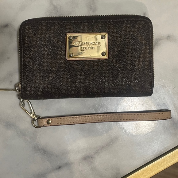 Michael Kors Wallet Wristlet - Picture 2 of 9